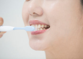 누런 치아 하얗게 만드는 습관 3