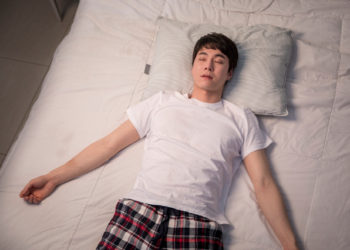 많이 잘 수록 코로나19 위험 낮아지지만… “낮잠은 안 돼”