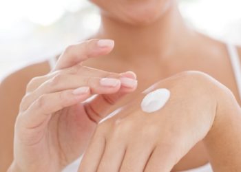 손에 바른 값비싼 크림, 돈 버린 셈