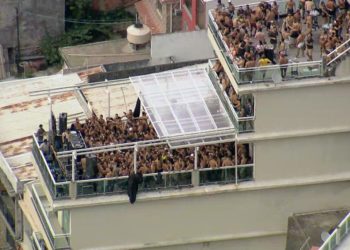 코로나방역 무시한 채..리우데자네이루에서 ‘광란의 파티’