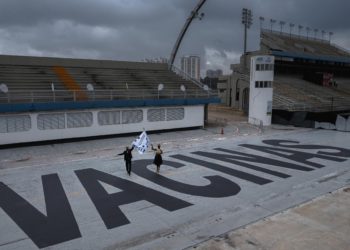 브라질 삼바 축제 사라지고 코로나 희생자 애도