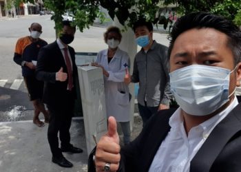 한인회 임원단, 봉헤찌로 보건소에 천막 기증