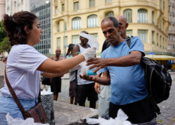 “식량 배급 위해 장사진”… 브라질 빈곤층, 코로나로 직격탄