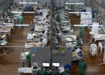 “중환자실 절반이 30대”…브라질 젊은층 코로나 사망자 급증, 왜?