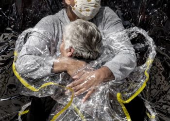 ‘5개월만에 첫 포옹’ 브라질 코로나19 사진, 세계언론사진 1위