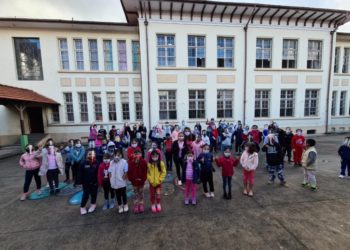 한인회, 기부받은 안면보호대 봉헤찌로 내 초등학교에 전달…..