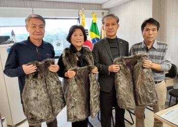 ‘추운겨울, 따뜻하게 보내세요’ 최영만사장, 브라질 평통에 털 조끼 기부