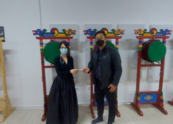 이문희 한국전통무용연구소장, 한인회에 후원금 전달