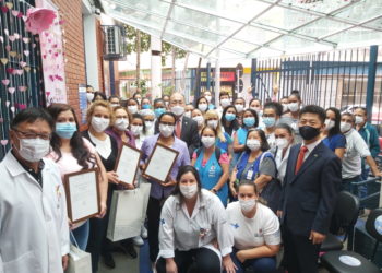 황인상 총영사, 봉헤찌로 지역 보건소장 등 3명에게 감사패 전달