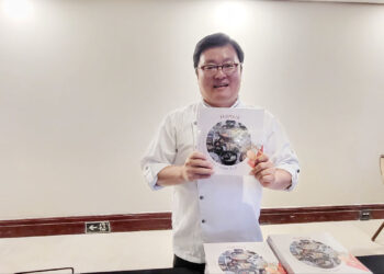 손정수 한식 요리연구가, 국경일 행사에서 자신의 한식 요리책 100권 기증