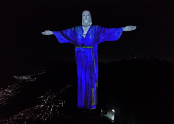 ‘한국의 빛이 브라질을 비춘다’예수상, 한복을 입고 히오데자네이루에 나타나다