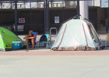 무더위 속 열정! 스트레이 키즈 팬들, 히오 공연장 앞 사전 캠핑 돌입