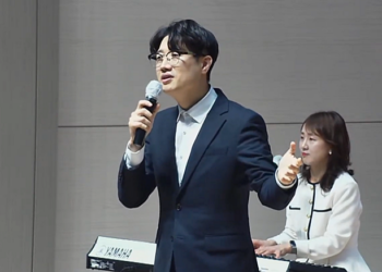 타지 생활 위로하는 ‘은혜’의 선율, 손경민 목사 찬양 간증 투어