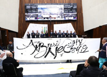 나성주 작가, 브라질 파라나주 의회서 ‘한글 퍼포먼스’…작품기증