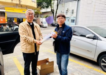 브라질선교교회 정찬성 목사, 한인회에 태극기 100여 개 기증