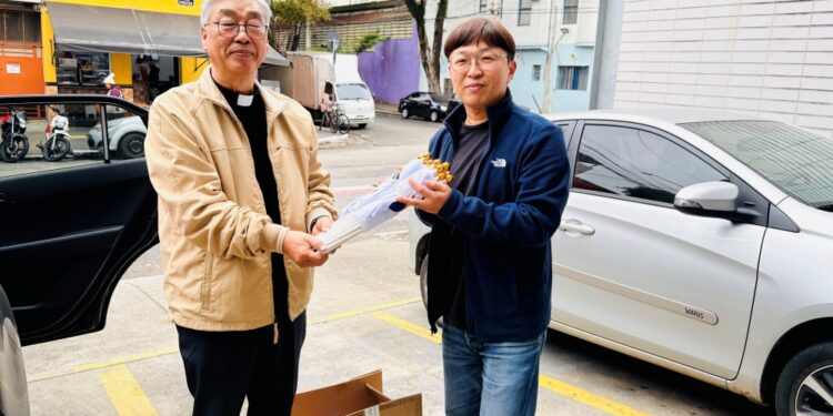 브라질선교교회 정찬성 목사, 한인회에 태극기 100여 개 기증