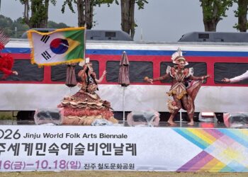 삼바 가르치고 한국 춤 배우고…진주 찾은 브라질 삼바팀