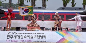 삼바 가르치고 한국 춤 배우고…진주 찾은 브라질 삼바팀