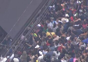 TV 한 대 20헤알…브라스 쇼핑몰에 수백 명 몰려 영업 중단